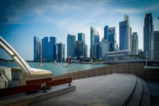 マリーナ湾と高層ビル群 カップル,ベンチ,海の写真素材