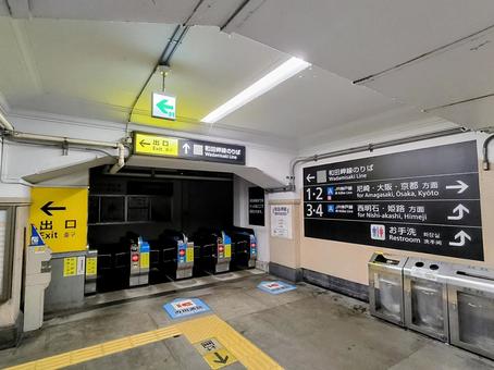 JR Hyogo Station, Wadamisaki Line platform, intermediate ticket gate, JPG JR Hyogo Station, Wadamisaki Line platform, intermediate ticket gate, JPG