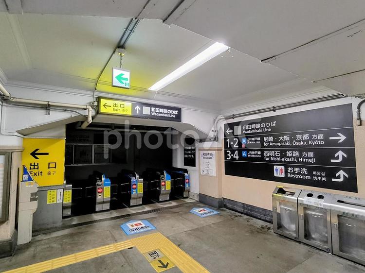 JR兵庫駅、和田岬線のりば、中間改札 jr,神戸線,兵庫駅の写真素材