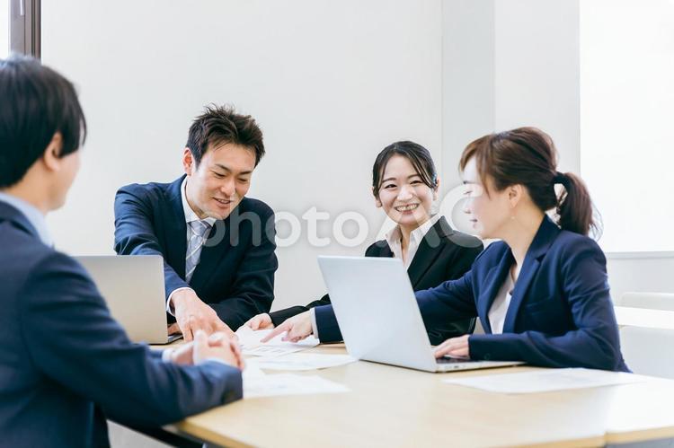 会議・打ち合わせ・ミーティングする男女 会議,商談,意見の写真素材