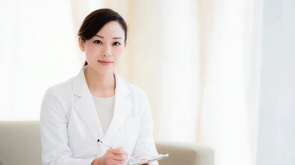 笑顔の女性医師 笑顔の女性医師の写真