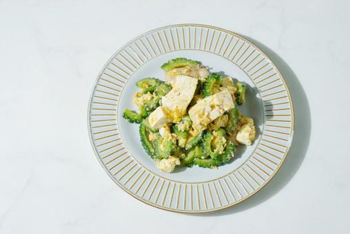 白皿のゴーヤーチャンプル ゴーヤーチャンプル,ゴーヤー,沖縄料理の写真素材
