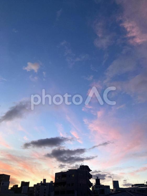 夏の夕暮れ、青空とピンク色の雲とビルの影 空,青空,夕焼けの写真素材