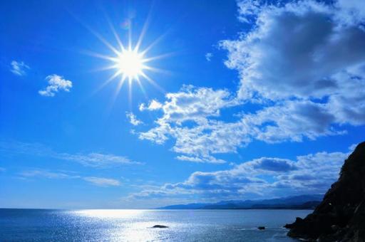 青空と太陽の光 海と空の絶景 青空と太陽の光 海と空の絶景の写真