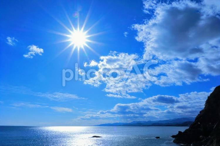 青空と太陽の光　海と空の絶景 青空,晴れ,青の写真素材