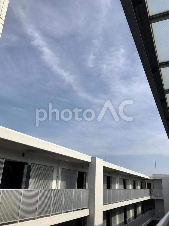 秋の空 001（縦位置） 雲,すじ雲,季節の変わり目の写真素材