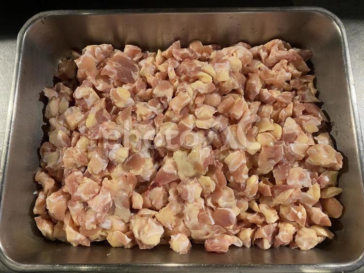 仕込み前の鶏ひざ軟骨 仕込み,食事,食材の写真素材
