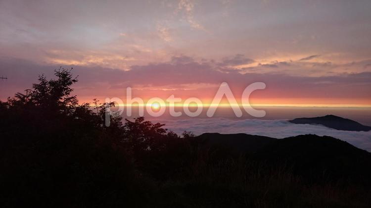 夕焼けと雲海 山,雲海,夕焼けの写真素材