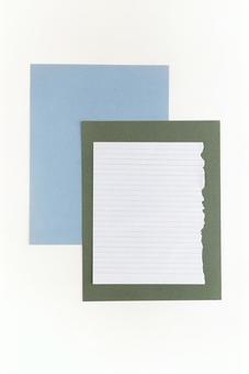 水色と緑色の紙とノートの切れ端(白背景) 水色と緑色の紙とノートの切れ端(白背景) モックアップ,物撮り,紙の写真素材