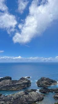 青空と水平線(海岸、タテ) 青空と水平線(海岸、タテ) 青空,空,雲の写真素材