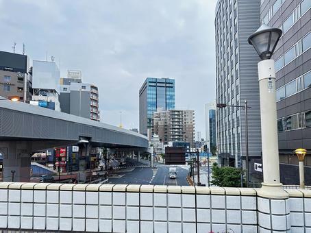 早朝の上野の街並み 歩道橋 早朝の上野の街並み 歩道橋 上野駅正面玄関口,上野駅前,台東区の写真素材
