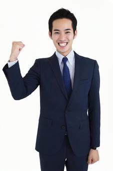 キャリアの達成を象徴する明るい表情の男性 キャリアの達成を象徴する明るい表情の男性の写真
