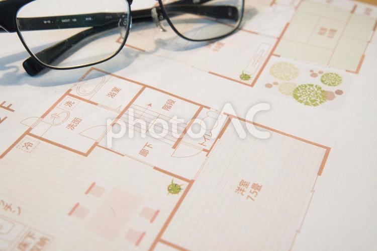 新築注文住宅の間取図を作成中の仕事風景 設計図,間取り図,計画の写真素材
