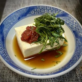 梅肉と大葉の冷奴 梅肉と大葉の冷奴 豆腐,梅干し,大葉の写真素材