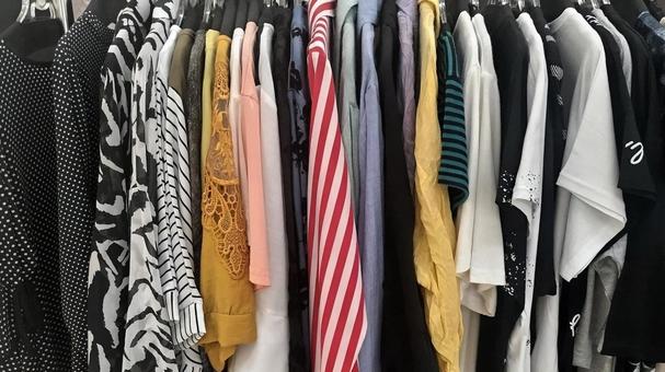 並ぶ複数の個性的なシャツ 並ぶ複数の個性的なシャツの写真