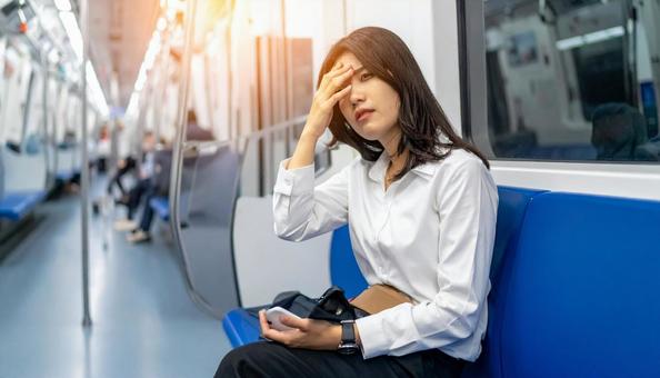 電車内で体調が悪くなった日本人女性 電車内で体調が悪くなった日本人女性の写真