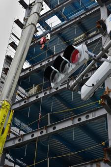 建設中工事中のビルとクレーン重機 建設中工事中のビルとクレーン重機 クレーン,工事現場,重機の写真素材