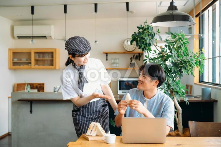 カフェに来た客とウェイトレス カフェ,社員食堂,ランチの写真素材