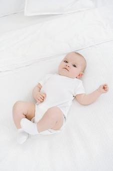 靴下を履いたままの仰向けの赤ちゃん 靴下を履いたままの仰向けの赤ちゃんの写真