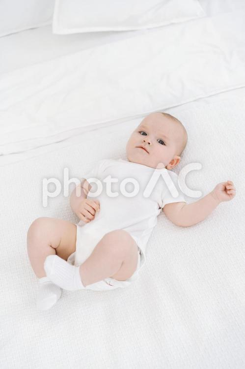 靴下を履いたままの仰向けの赤ちゃん 赤ちゃん,かわいい,仰向けの写真素材