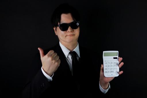 電卓を持つビジネスマン ビジネスマン,男性,電卓の写真素材