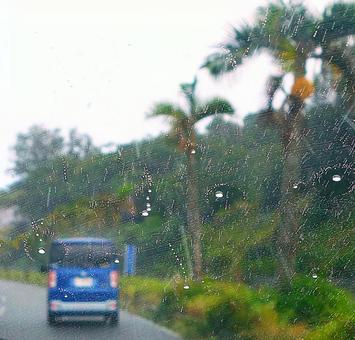 スコールを受けるフロントガラス スコールを受けるフロントガラス スコール,車窓,道路の写真素材