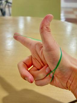 右手で輪ゴム銃を作る 輪ゴム,ピストル,右手の写真素材