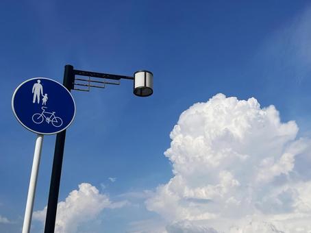 歩道上の入道雲 歩道上の入道雲 街灯,入道雲,晴れの写真素材