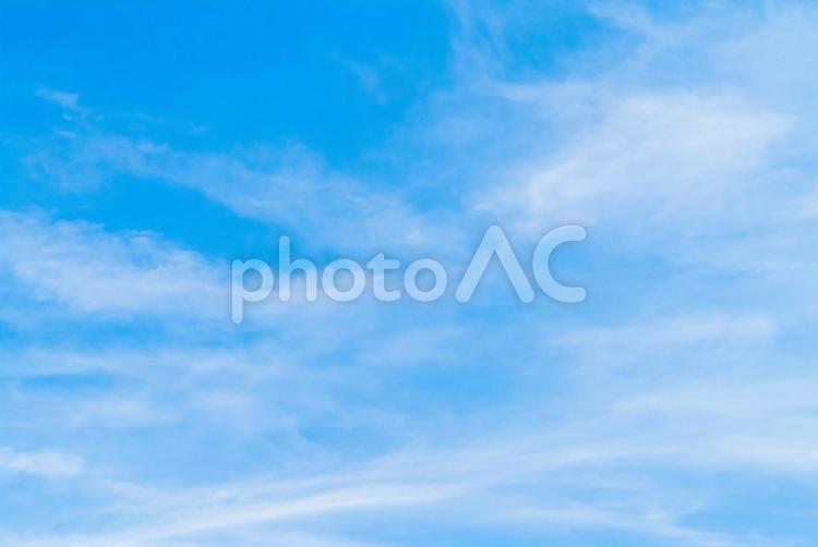 爽やかな青い空と雲の写真。高画素カメラで撮影。雲多め。 青空,空,雲の写真素材