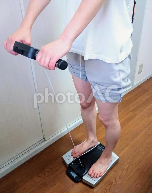体組成計に乗って測定する女性 体組成計,体重計,測定の写真素材
