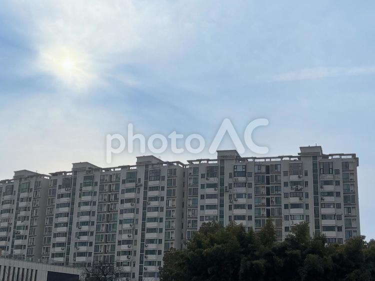 中国の都市に建つ中層マンションと朝の光 中国,マンション,中層ビルの写真素材