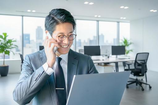 働くビジネスマン 働くビジネスマン ビジネスマン,会社員,サラリーマンの写真素材