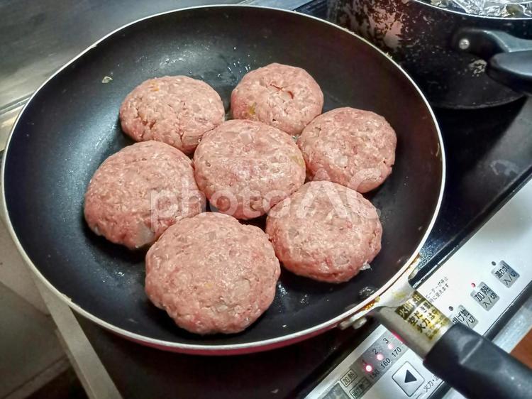 調理　ハンバーグを焼く ハンバーグ,肉,ひき肉の写真素材
