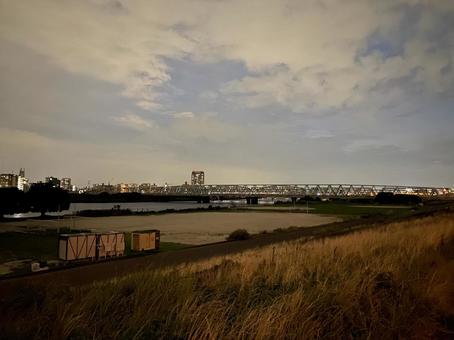 荒川グラウンドと鉄道陸橋夕暮れ〜夜 荒川グラウンドと鉄道陸橋夕暮れ〜夜の写真