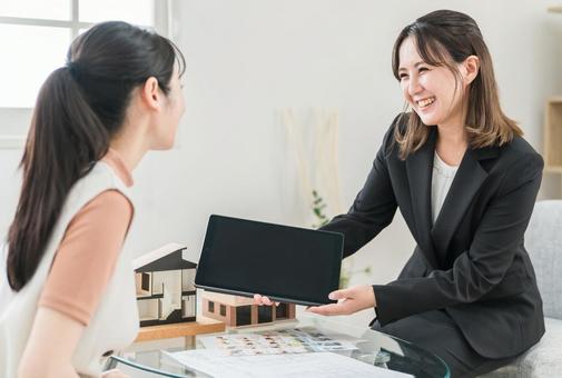 マイホームの説明をする設計士の女性 マイホームの説明をする設計士の女性 設計士,建築士,タブレットの写真素材