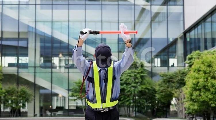 交通整理をする交通誘導員 交通誘導員,駐車場,案内の写真素材