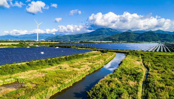 田舎に作られた大量のソーラーパネルの写真
