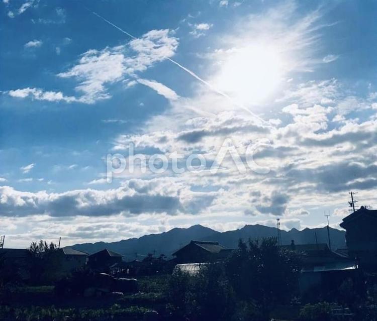 青空と田舎の景色 空,晴れ,太陽の写真素材