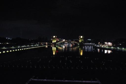 水面に映る夜景 水面に映る夜景 夜景,夜,水面の写真素材
