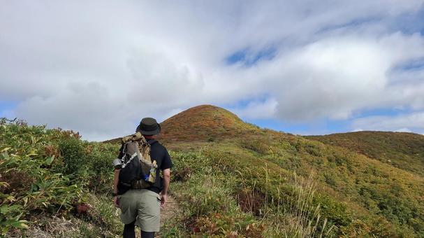 紅葉の登山道を歩く登山者 紅葉の登山道を歩く登山者 登山,縦走,登山者の写真素材