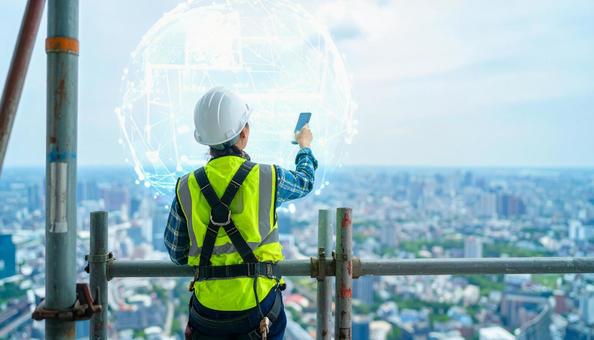 高所作業でホログラム情報を確認する作業員 高所作業でホログラム情報を確認する作業員の写真