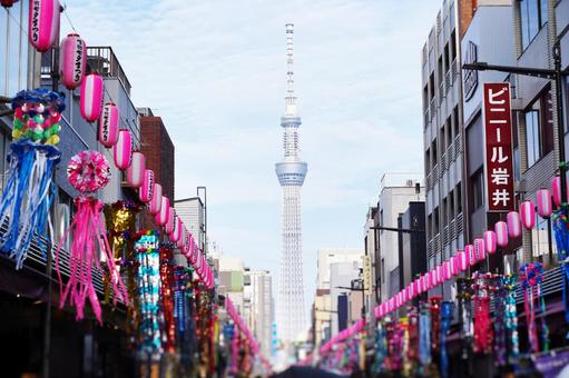 七夕飾りとスカイツリーの夏の街並み 七夕飾りとスカイツリーの夏の街並み 七夕,祭り,季節の写真素材