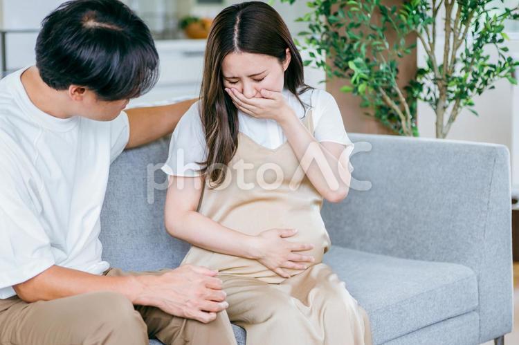 出産直前の妊婦と心配する男性（吐き気） 陣痛,破水,妊婦の写真素材