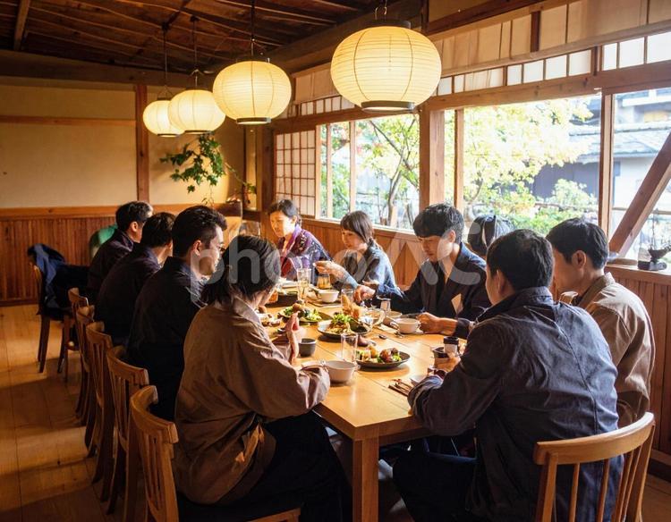 居酒屋で食事やお酒を楽しむ人々 居酒屋,酒,余暇の写真素材