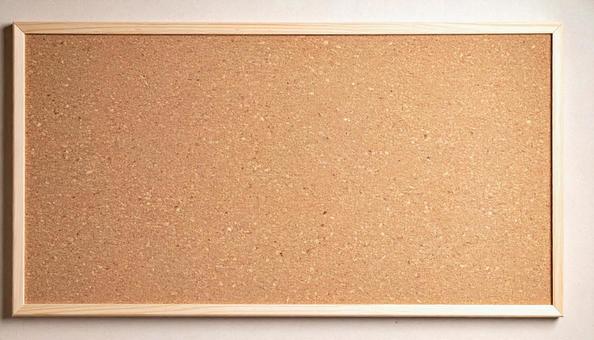 木製の枠があるコルクボード 木製の枠があるコルクボードの写真
