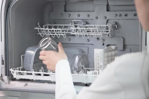 食洗機にコップを入れる 食洗機,食器洗浄機,食器洗い機の写真素材