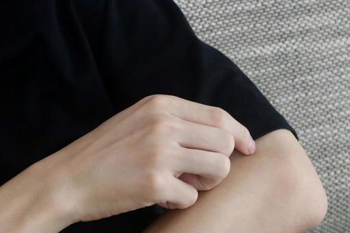腕に触れる男性 腕に触れる男性 掻く,痒い,男性の写真素材