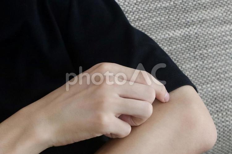 腕に触れる男性 掻く,男性,イメージの写真素材