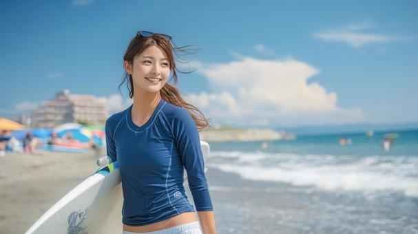サーフボードを持つ笑顔の女性 サーフボードを持つ笑顔の女性の写真