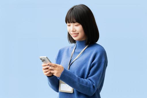 スマホを使う笑顔の女性・ビジネスウーマン スマホを使う笑顔の女性・ビジネスウーマン 女性,スマホ,スマートフォンの写真素材